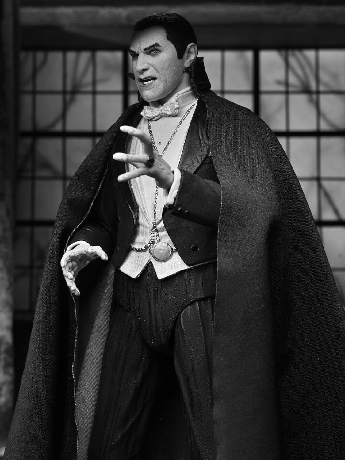 NECA Ultimate Dracula Carfax Abbey Blanco y negro