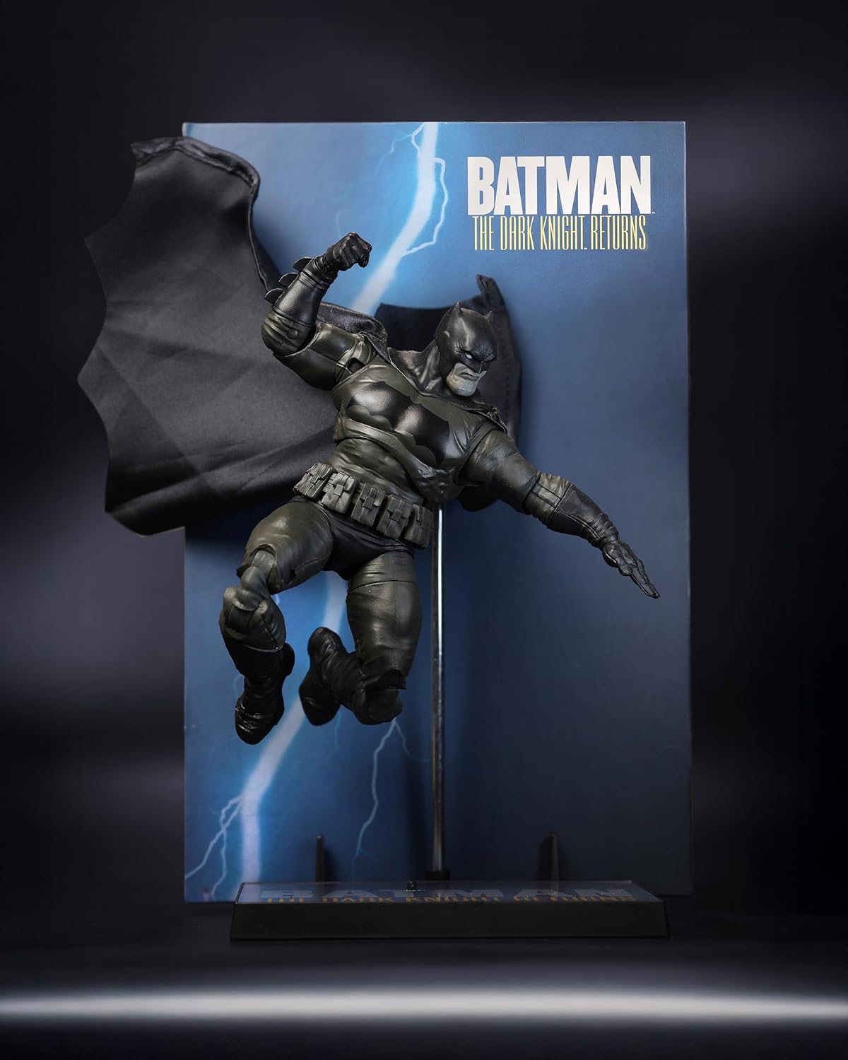 Mcfarlane Dc Multiverse Cover Recreations: Batman The Dark Knight Returns - Batman Gold Label