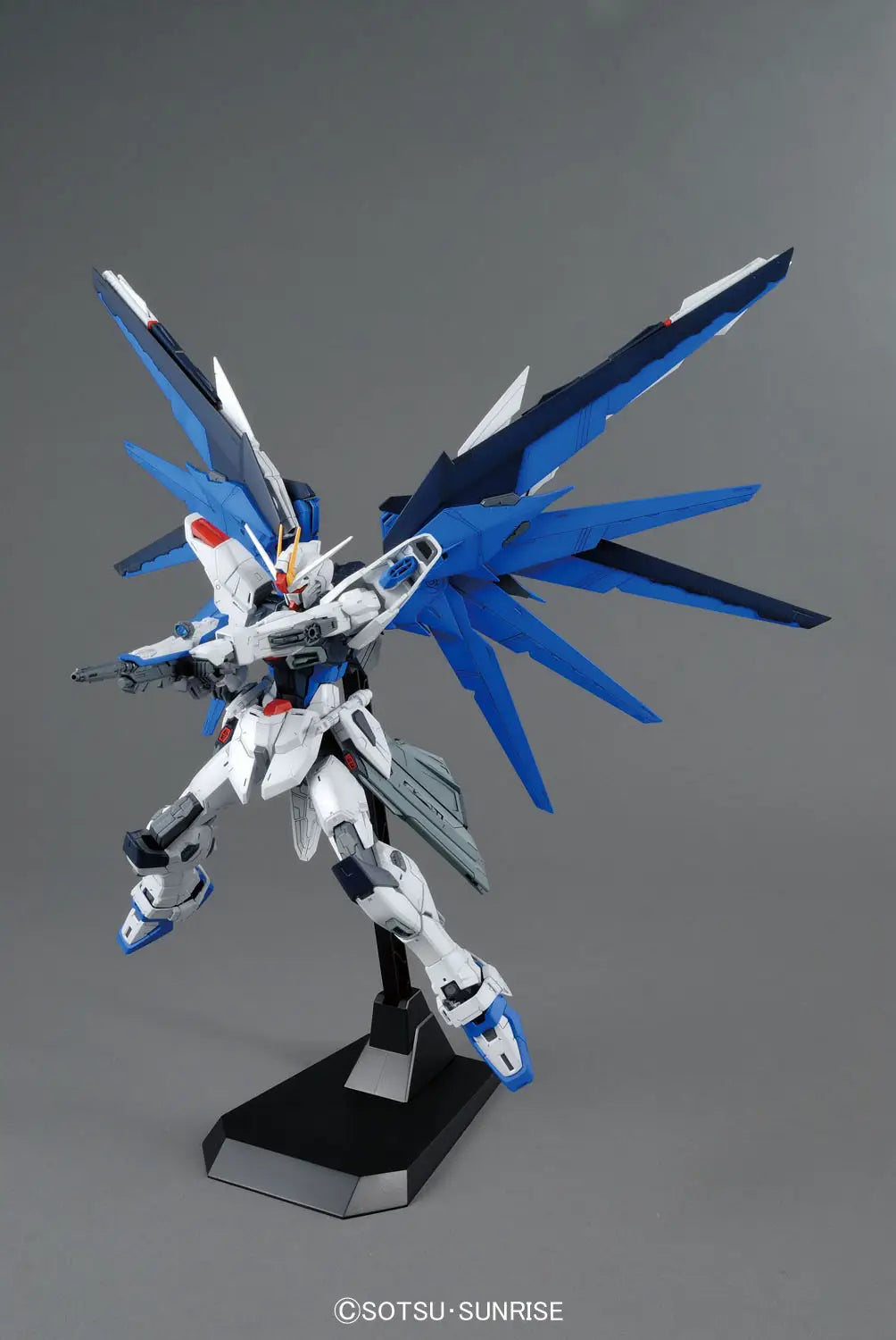 Bandai Hobby Gundam Freedom Gundam Ver 2.0 MG 1/100