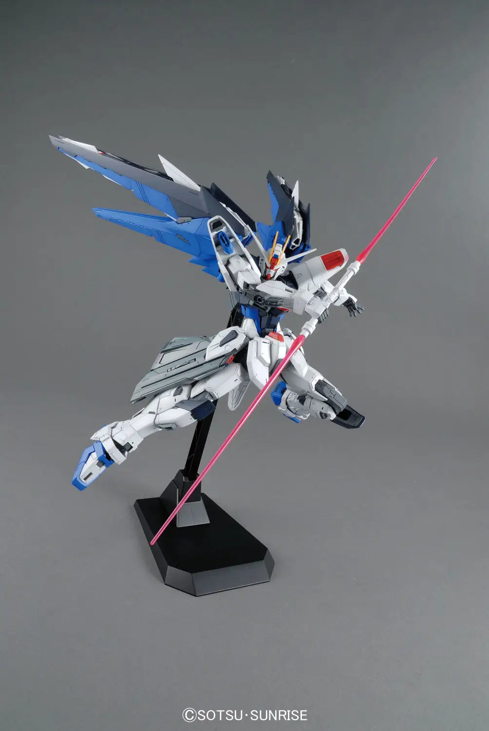Bandai Hobby Gundam Freedom Gundam Ver 2.0 MG 1/100