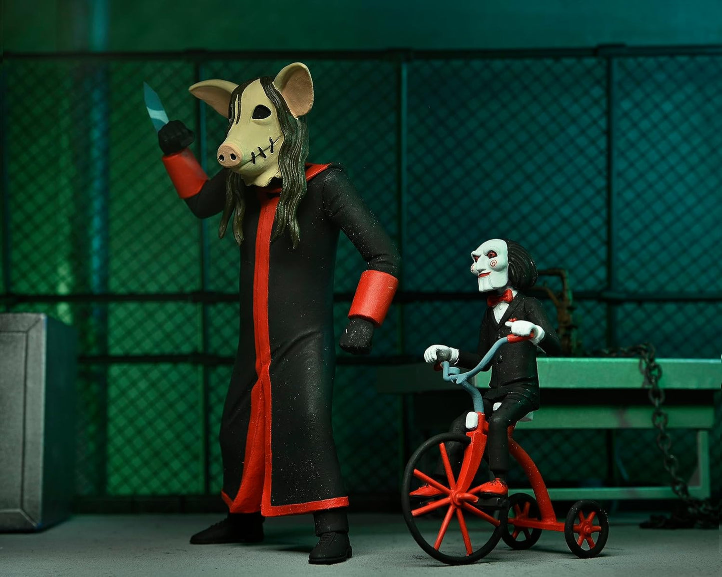 NECA Toony Terrors Saw - Set Asesino Jigsaw Y Marioneta Billy En Triciclo